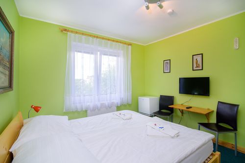 Světlý dvoulůžkový pokoj s televizí